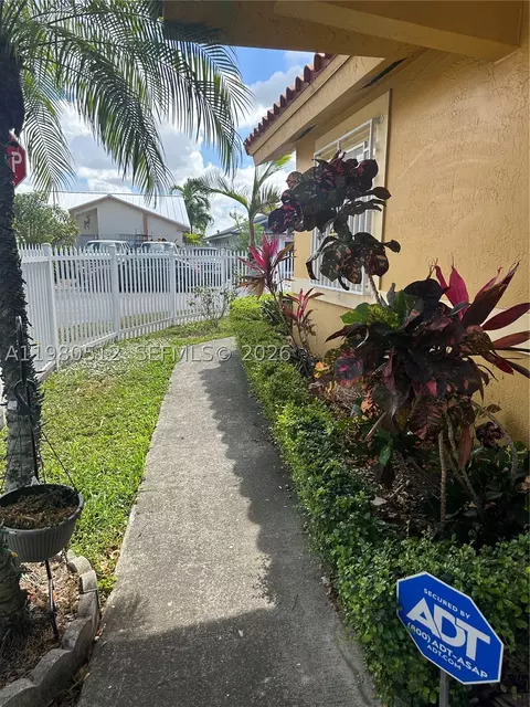 2501 W 73rd Pl, Hialeah, FL 33016 photo 4