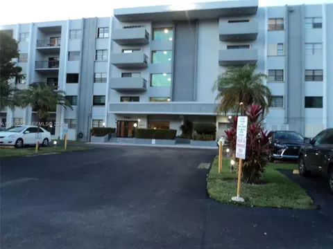 1301 NE 7th St #511, Hallandale Beach, FL 33009