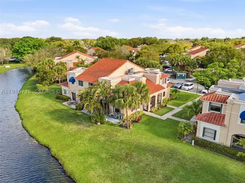 567 Racquet Club Rd #18, Weston, FL 33326