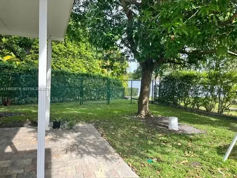 Exterior - 685 W 77th St, Hialeah, FL 33014 photo 4 of 6