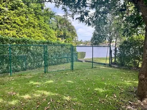 Exterior - 685 W 77th St, Hialeah, FL 33014 photo 5 of 6