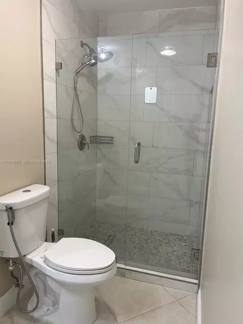Bath - 685 W 77th St, Hialeah, FL 33014 photo 2 of 5