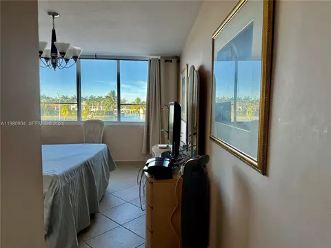 5005 Collins Ave #304, Miami Beach, FL 33140
