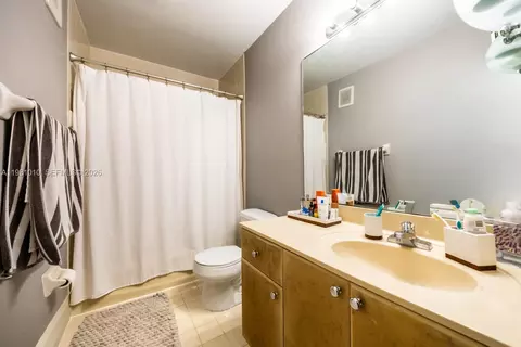 Bath - Undisclosed, Hialeah, FL 33018 photo 4 of 5