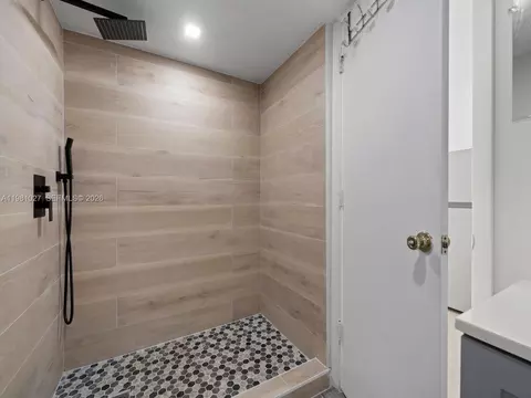 Bath - 252 E 36th St, Hialeah, FL 33013 photo 6 of 6