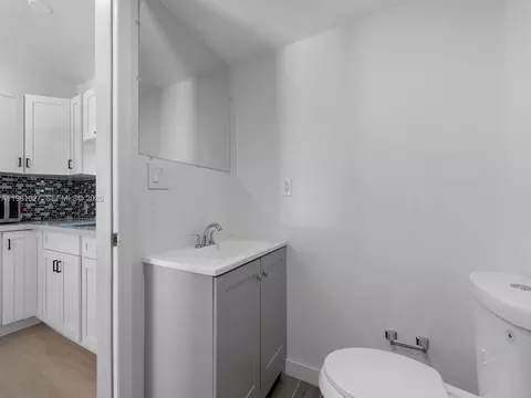 Bath - 252 E 36th St, Hialeah, FL 33013 photo 5 of 6