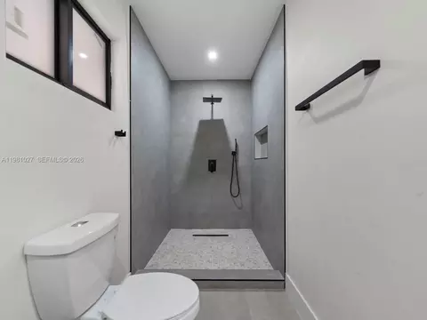 Bath - 252 E 36th St, Hialeah, FL 33013 photo 2 of 6