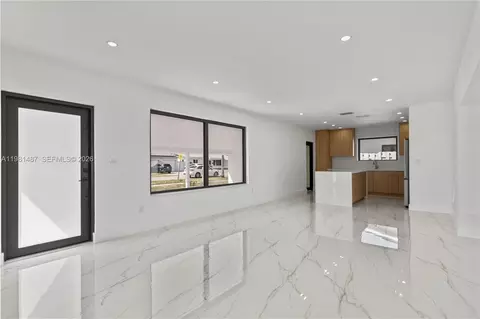 921 W 50th Pl, Hialeah, FL 33012
