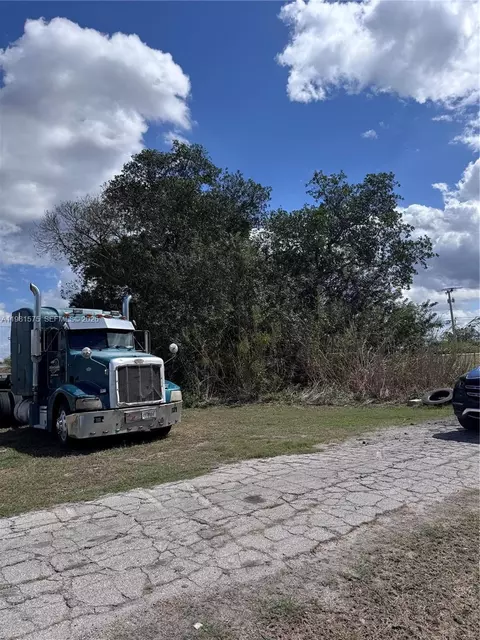 636 S Lake Ave, Pahokee, FL 33476 photo 3