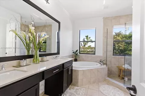 Bath - 3407 W 99th Pl, Hialeah, FL 33018 photo 2 of 4