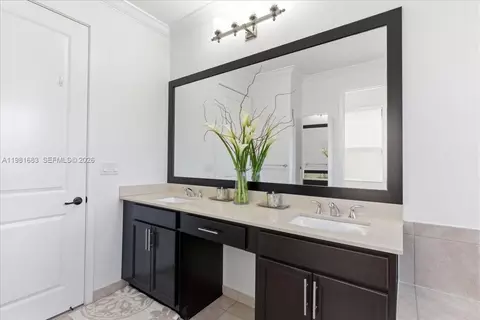 Bath - 3407 W 99th Pl, Hialeah, FL 33018 photo 4 of 4
