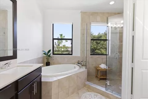 Bath - 3407 W 99th Pl, Hialeah, FL 33018 photo 3 of 4