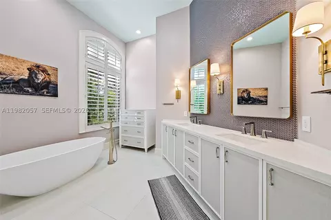 Bath - 466 Mariner Dr, Jupiter, FL 33477 photo 4 of 4