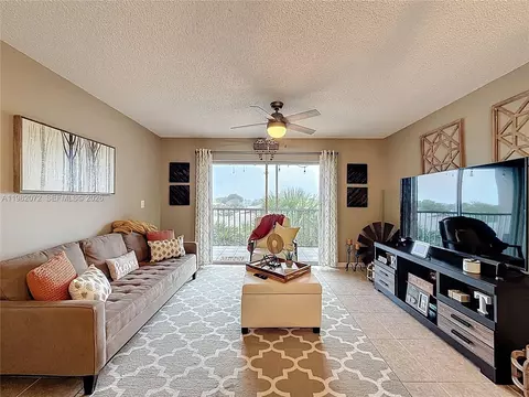 17000 NW 67th Ave #423, Hialeah, FL 33015