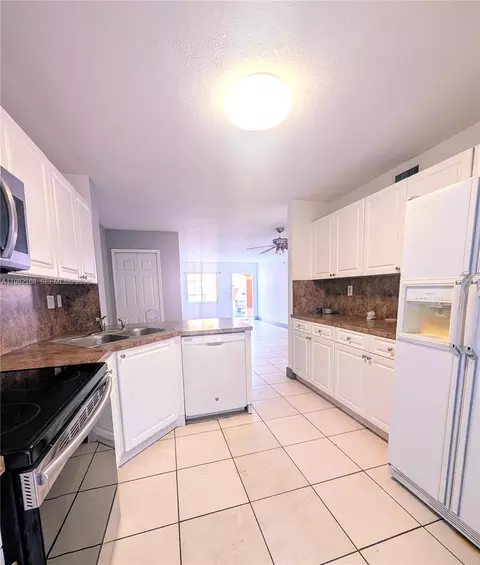 Kitchen - 2485 W 76th St #109, Hialeah, FL 33016 photo 1 of 4