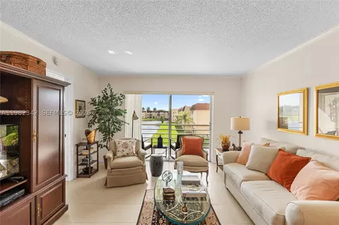 8950 Sunrise Lakes Blvd #309, Sunrise, FL 33322