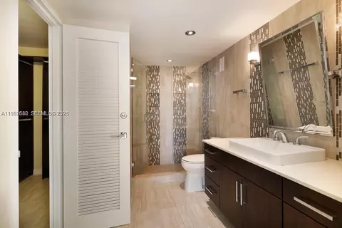 Bath - 145 SE 25th Rd #502, Miami, FL 33129 photo 1 of 2