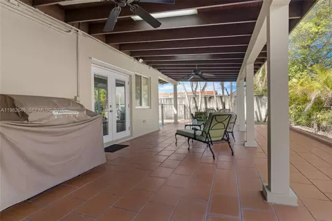 Exterior - 4660 W 9th Ave, Hialeah, FL 33012 photo 1 of 9