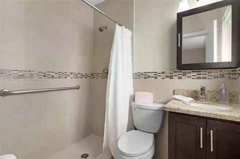 Bath - 4660 W 9th Ave, Hialeah, FL 33012 photo 2 of 3