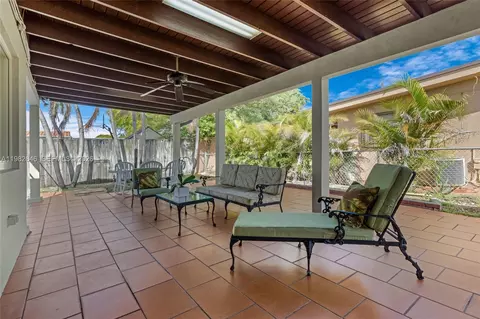 Exterior - 4660 W 9th Ave, Hialeah, FL 33012 photo 2 of 9