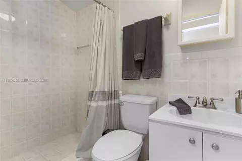 Bath - 4660 W 9th Ave, Hialeah, FL 33012 photo 3 of 3