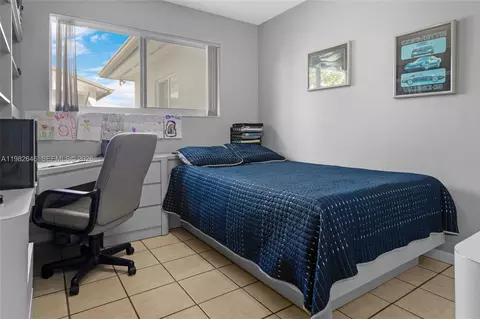 Bedroom - 4660 W 9th Ave, Hialeah, FL 33012 photo 1 of 8