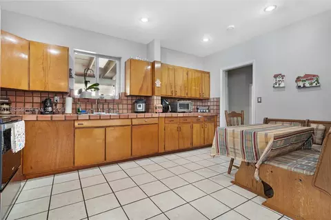 Kitchen - 4660 W 9th Ave, Hialeah, FL 33012 photo 3 of 3