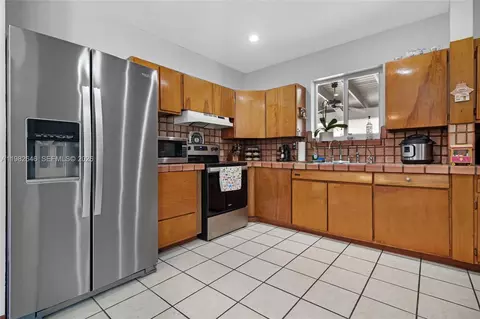 Kitchen - 4660 W 9th Ave, Hialeah, FL 33012 photo 2 of 3