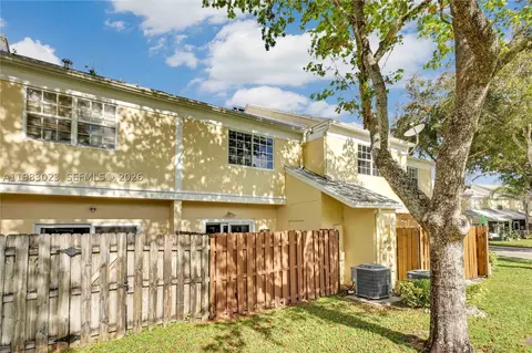 2881 S Cambridge Ln, Hollywood, FL 33026