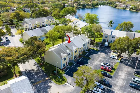 2881 S Cambridge Ln, Hollywood, FL 33026