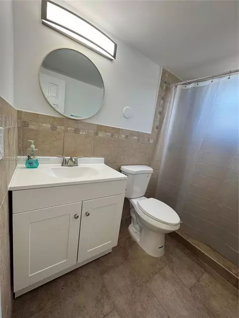 Bath - 20 W 37th St, Hialeah, FL 33012 photo 2 of 3