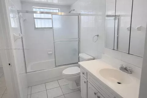Bath - 1630 W 46th St #514B, Hialeah, FL 33012 photo 2 of 4