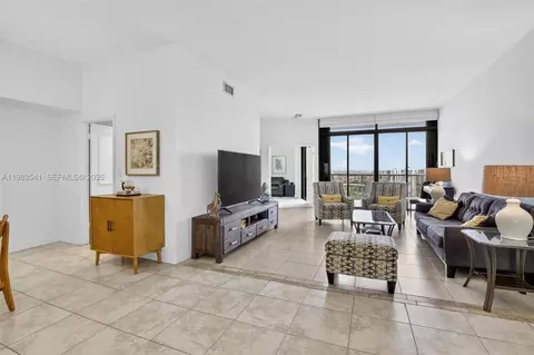 20281 E Country Club Dr #TS 5, Aventura, FL 33180