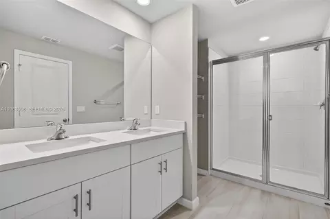 Bath - 5610 SEdgewater Cir, Stuart, FL 34997 photo 1 of 2