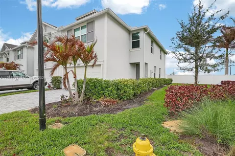 Exterior - 5610 SEdgewater Cir, Stuart, FL 34997 photo 1 of 9