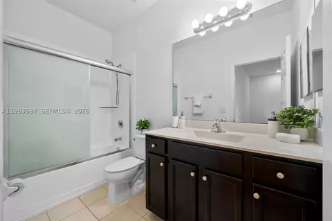 Bath - 9380 W 33rd Ln, Hialeah, FL 33018 photo 2 of 2
