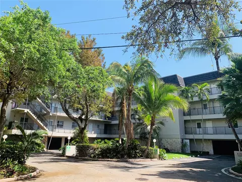 6815 Edgewater Dr #105, Coral Gables, FL 33133