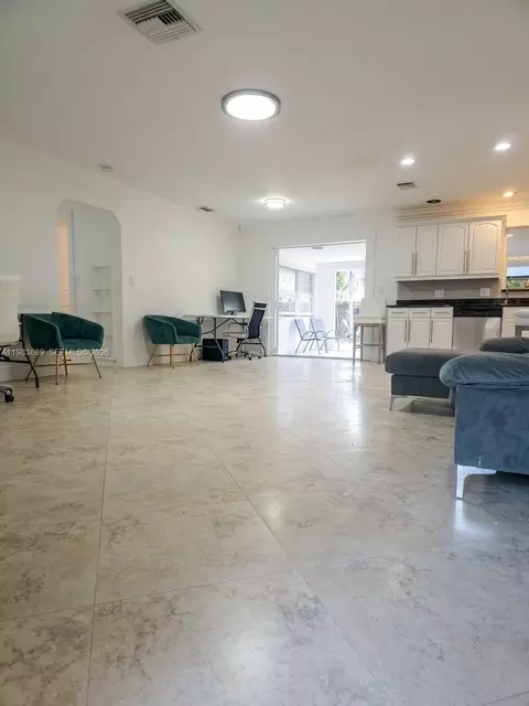 804 NE 2nd St, Hallandale Beach, FL 33009