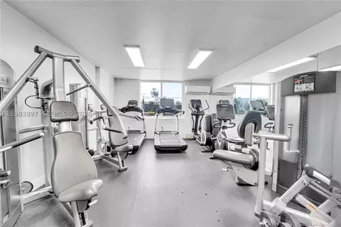 919 Hillcrest Dr #210, Hollywood, FL 33021