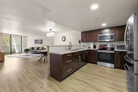 10852 N Kendall Dr #317, Miami, FL 33176