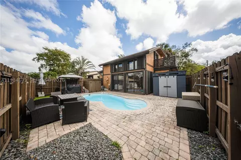 10141 Woodbury Ct, Pembroke Pines, FL 33026