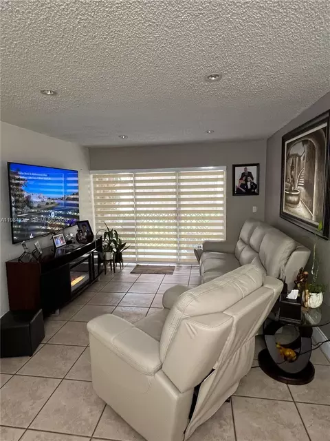 1900 W 68th St #F104, Hialeah, FL 33014