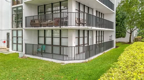 1000 Parkview Dr #121, Hallandale Beach, FL 33009