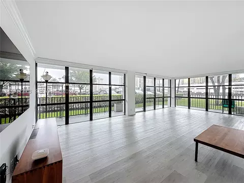 1000 Parkview Dr #121, Hallandale Beach, FL 33009