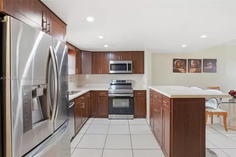 210 NW 87th Ave #L206, Miami, FL 33172