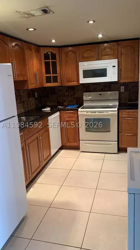 8261 NW 8th St #239, Miami, FL 33126