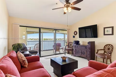 452 Bouchelle Dr #303, New Smyrna Beach, FL 32169
