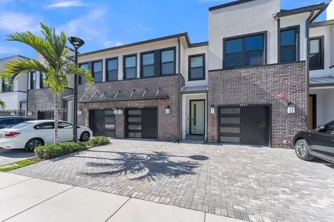 8351 NW 7th Ct, Plantation, FL 33324