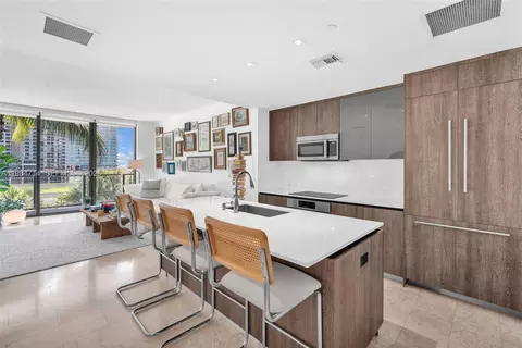 68 SE 6th St #806, Miami, FL 33131