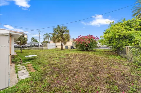 Exterior - 7600 W 12th Ave, Hialeah, FL 33014 photo 5 of 6